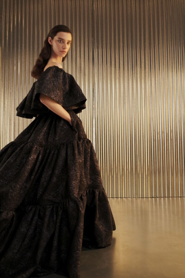 عرض أزياء Maison Rabih Kayrouz لربيع وصيف 2022 من أسبوع الموضة في باريس