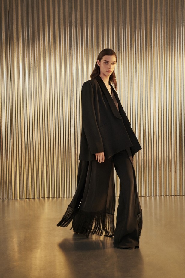 عرض أزياء Maison Rabih Kayrouz لربيع وصيف 2022 من أسبوع الموضة في باريس