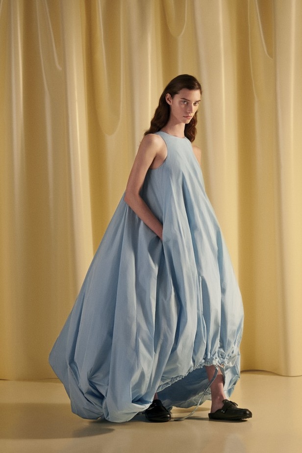 عرض أزياء Maison Rabih Kayrouz لربيع وصيف 2022 من أسبوع الموضة في باريس