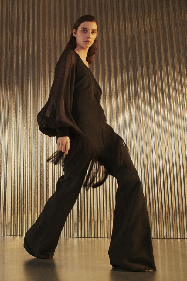 عرض أزياء Maison Rabih Kayrouz لربيع وصيف 2022 من أسبوع الموضة في باريس