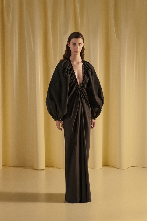 عرض أزياء Maison Rabih Kayrouz لربيع وصيف 2022 من أسبوع الموضة في باريس