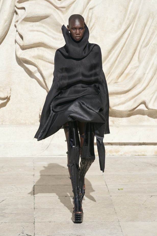 عرض أزياء مجموعة Rick Owens لربيع وصيف 2022 من أسبوع الموضة في باريس