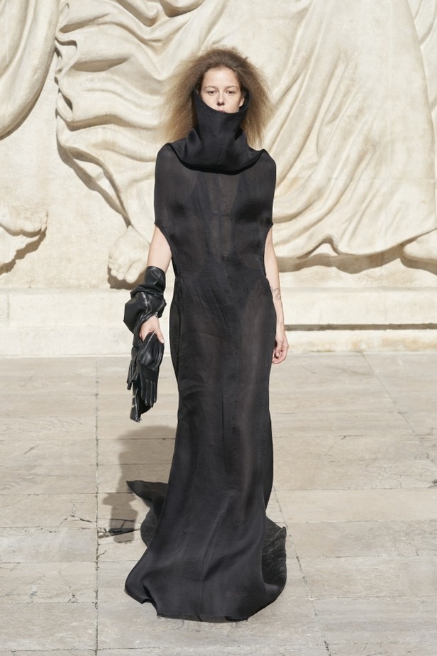 عرض أزياء مجموعة Rick Owens لربيع وصيف 2022 من أسبوع الموضة في باريس