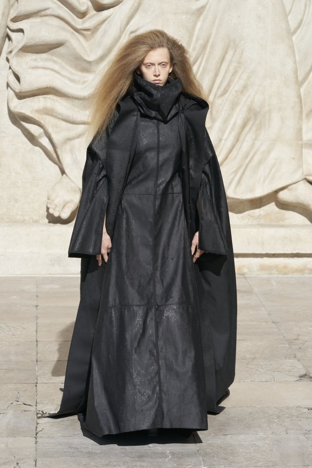 عرض أزياء مجموعة Rick Owens لربيع وصيف 2022 من أسبوع الموضة في باريس