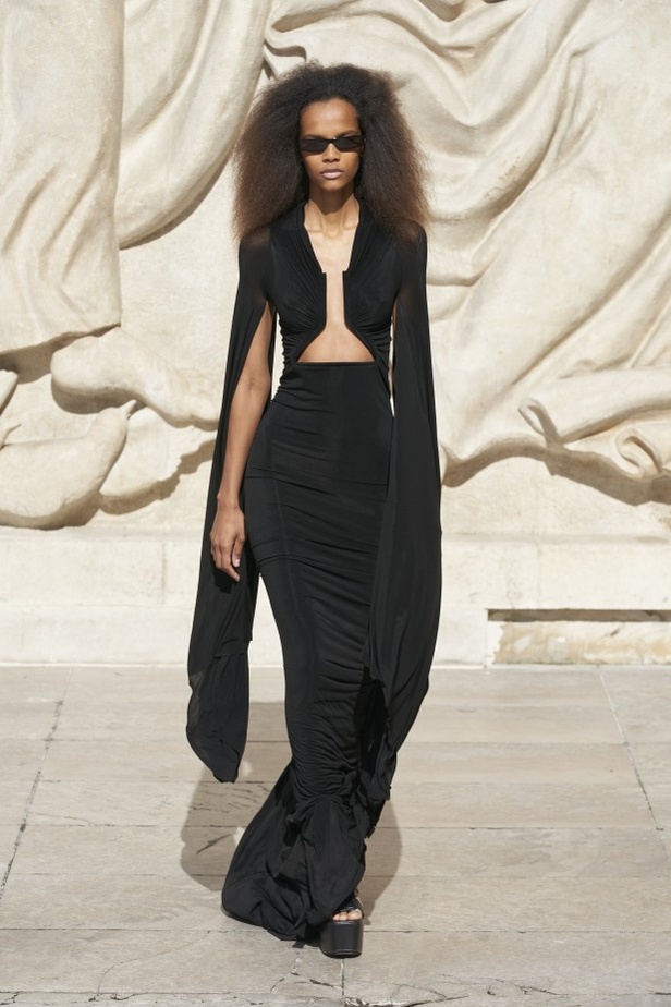 عرض أزياء مجموعة Rick Owens لربيع وصيف 2022 من أسبوع الموضة في باريس