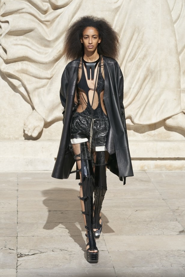 عرض أزياء مجموعة Rick Owens لربيع وصيف 2022 من أسبوع الموضة في باريس