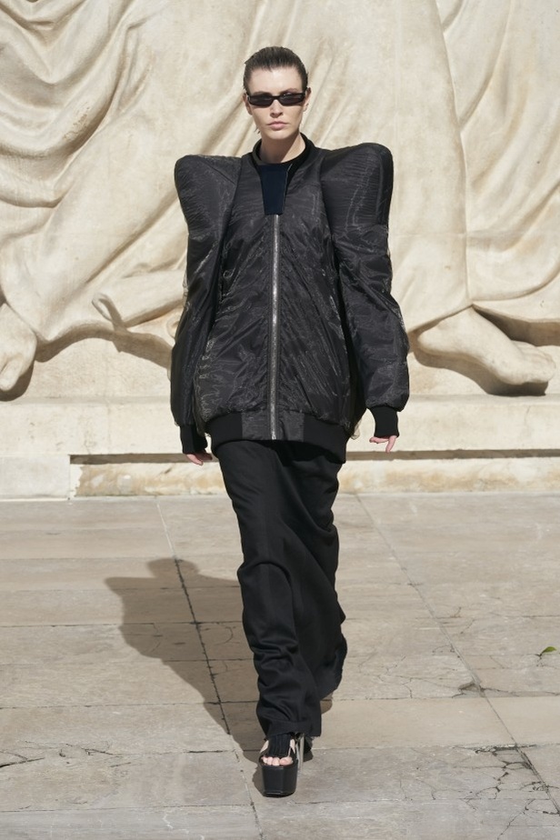 عرض أزياء مجموعة Rick Owens لربيع وصيف 2022 من أسبوع الموضة في باريس