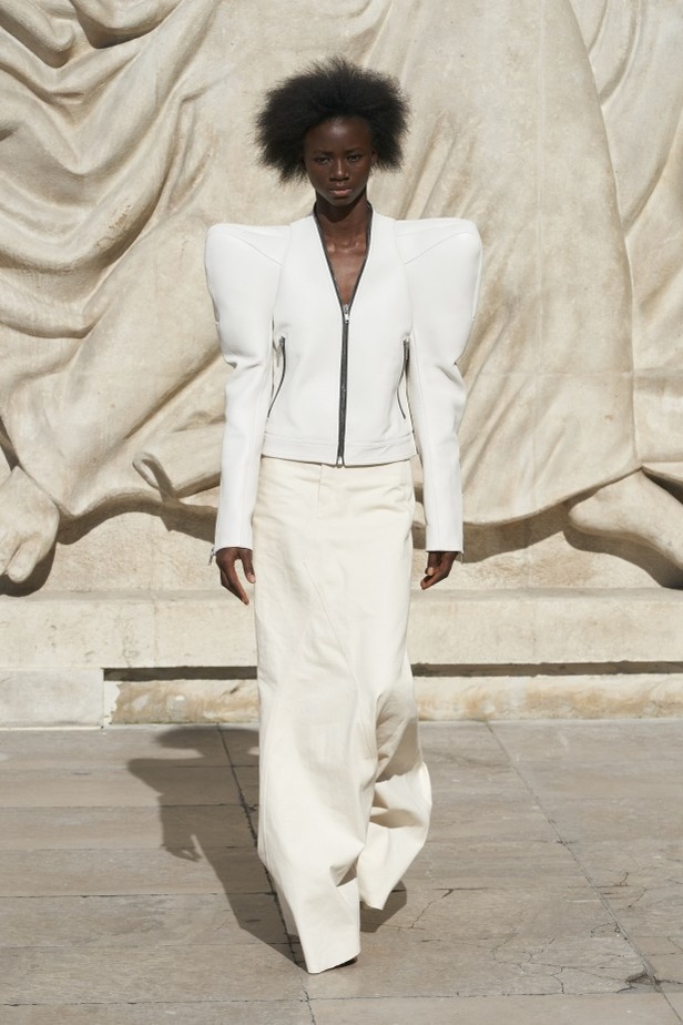 عرض أزياء مجموعة Rick Owens لربيع وصيف 2022 من أسبوع الموضة في باريس