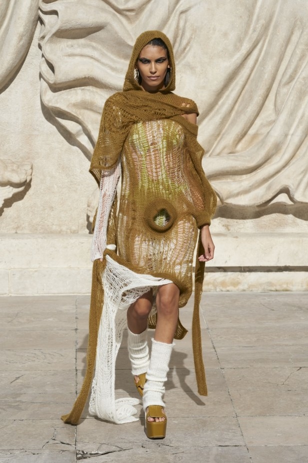 عرض أزياء مجموعة Rick Owens لربيع وصيف 2022 من أسبوع الموضة في باريس