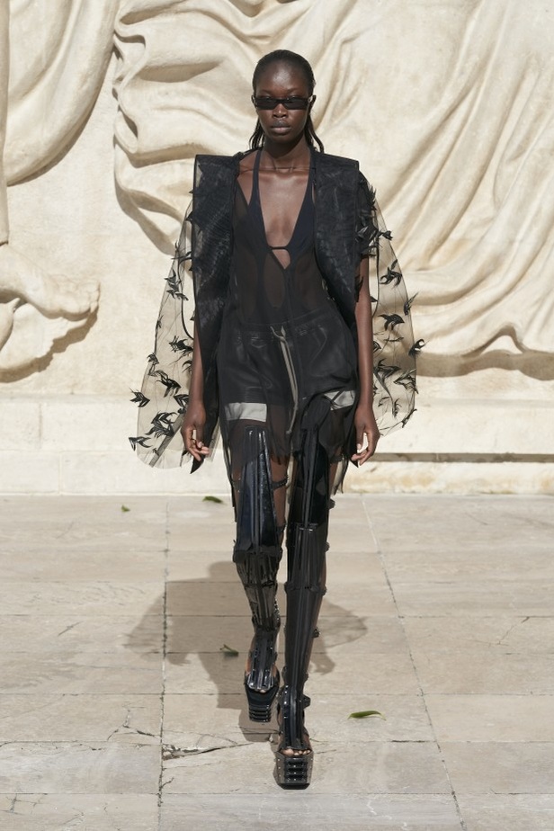 عرض أزياء مجموعة Rick Owens لربيع وصيف 2022 من أسبوع الموضة في باريس