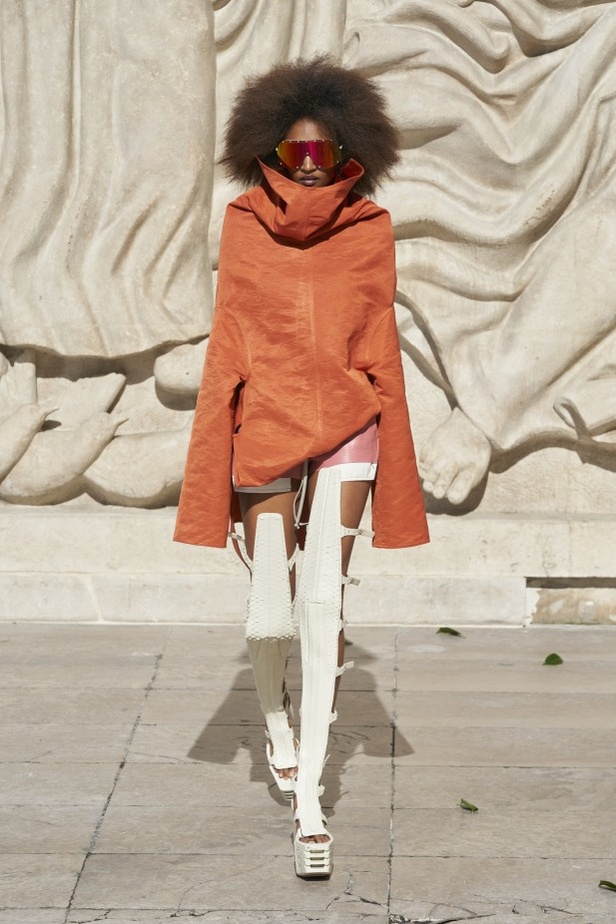 عرض أزياء مجموعة Rick Owens لربيع وصيف 2022 من أسبوع الموضة في باريس