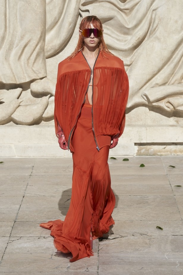 عرض أزياء مجموعة Rick Owens لربيع وصيف 2022 من أسبوع الموضة في باريس