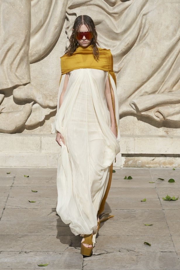 عرض أزياء مجموعة Rick Owens لربيع وصيف 2022 من أسبوع الموضة في باريس