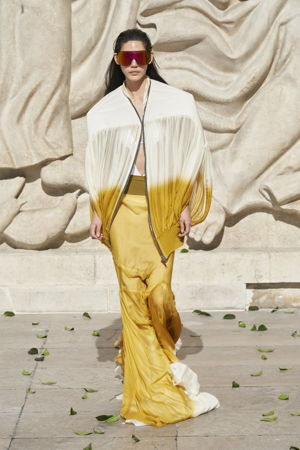 عرض أزياء مجموعة Rick Owens لربيع وصيف 2022 من أسبوع الموضة في باريس