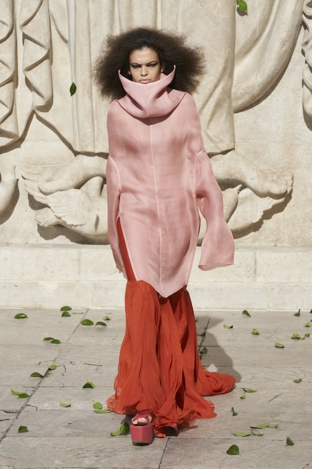 عرض أزياء مجموعة Rick Owens لربيع وصيف 2022 من أسبوع الموضة في باريس