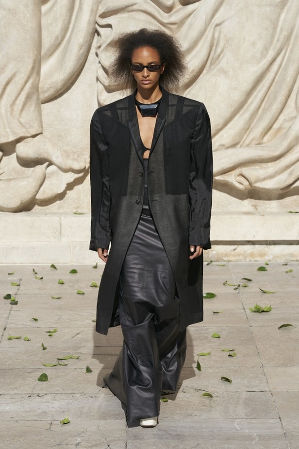 عرض أزياء مجموعة Rick Owens لربيع وصيف 2022 من أسبوع الموضة في باريس