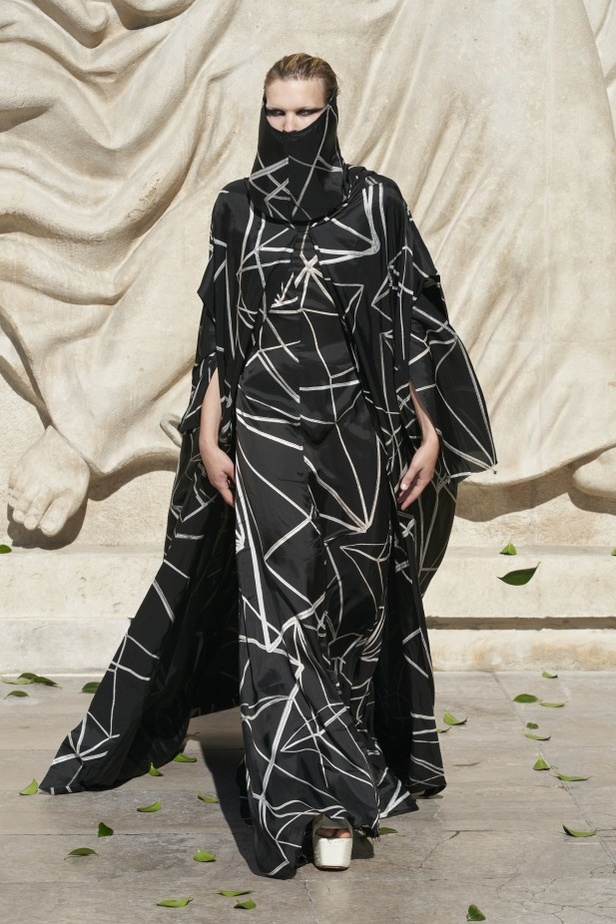 عرض أزياء مجموعة Rick Owens لربيع وصيف 2022 من أسبوع الموضة في باريس