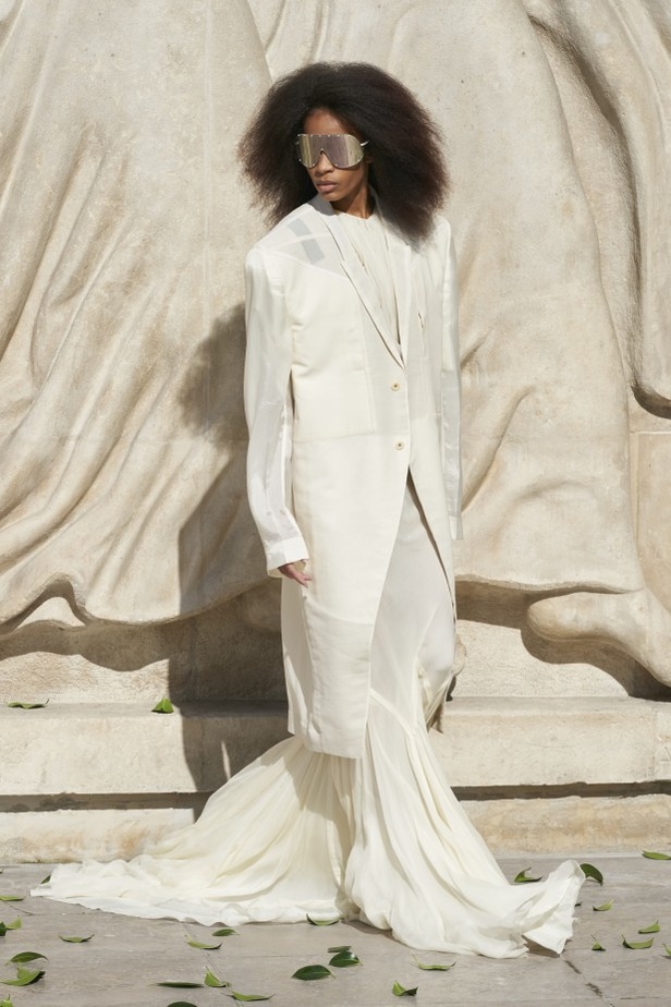 عرض أزياء مجموعة Rick Owens لربيع وصيف 2022 من أسبوع الموضة في باريس