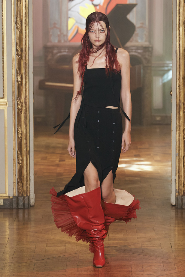 عرض أزياء مجموعة Rochas لربيع وصيف 2022 من اسبوع الموضة في باريس