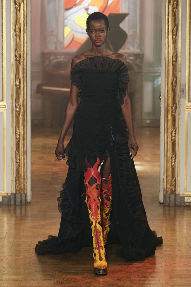 عرض أزياء مجموعة Rochas لربيع وصيف 2022 من اسبوع الموضة في باريس