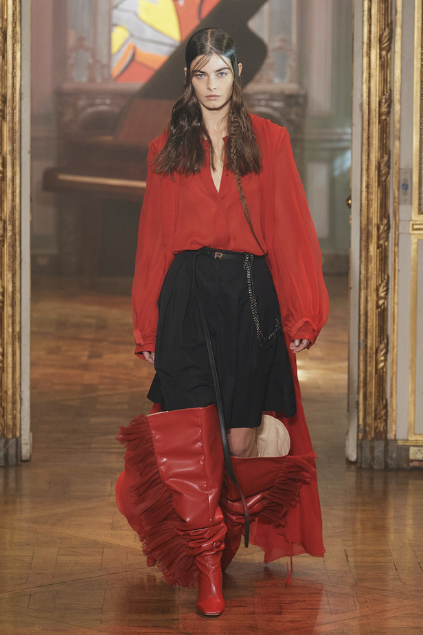 عرض أزياء مجموعة Rochas لربيع وصيف 2022 من اسبوع الموضة في باريس