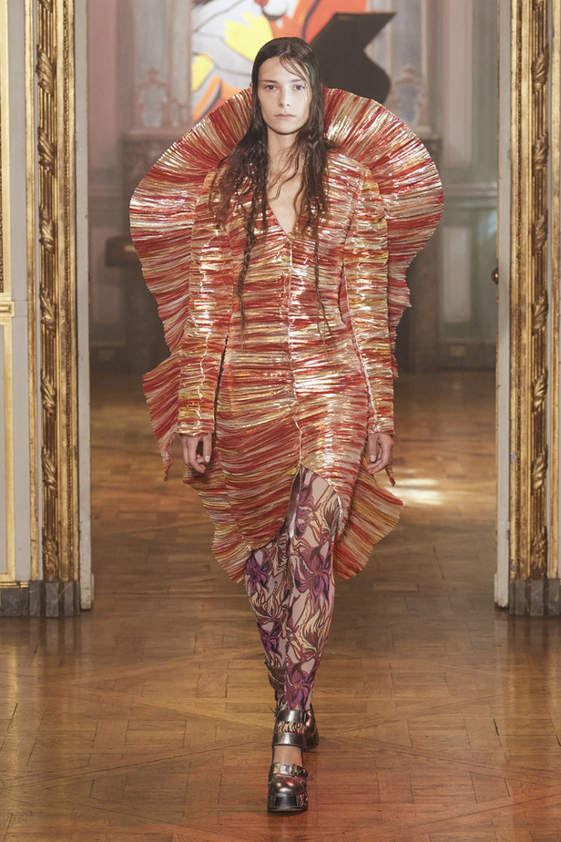 عرض أزياء مجموعة Rochas لربيع وصيف 2022 من اسبوع الموضة في باريس