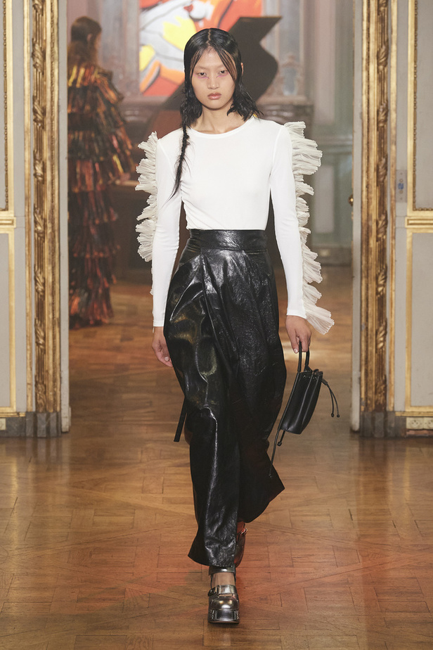 عرض أزياء مجموعة Rochas لربيع وصيف 2022 من اسبوع الموضة في باريس