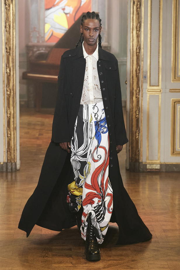 عرض أزياء مجموعة Rochas لربيع وصيف 2022 من اسبوع الموضة في باريس