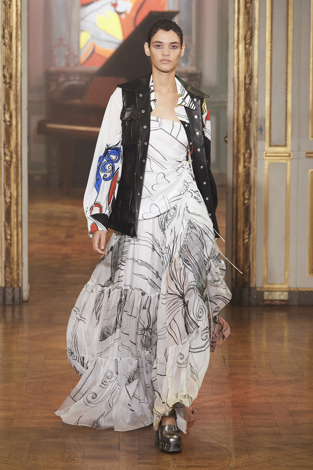 عرض أزياء مجموعة Rochas لربيع وصيف 2022 من اسبوع الموضة في باريس