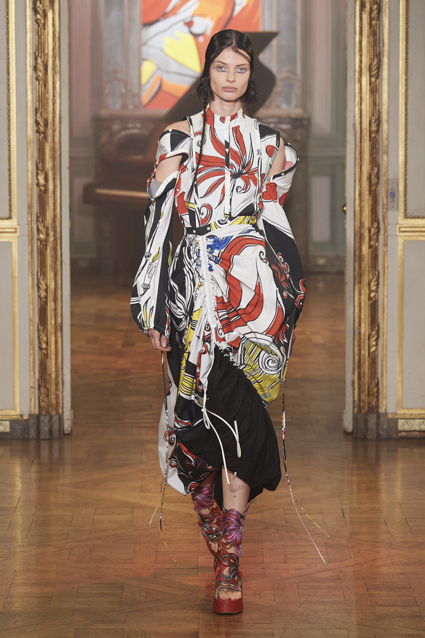 عرض أزياء مجموعة Rochas لربيع وصيف 2022 من اسبوع الموضة في باريس