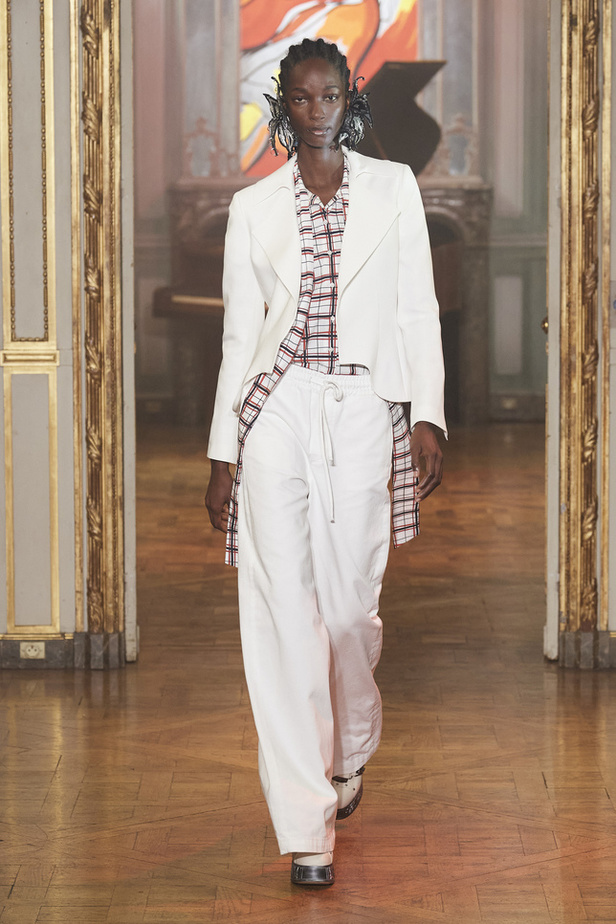 عرض أزياء مجموعة Rochas لربيع وصيف 2022 من اسبوع الموضة في باريس