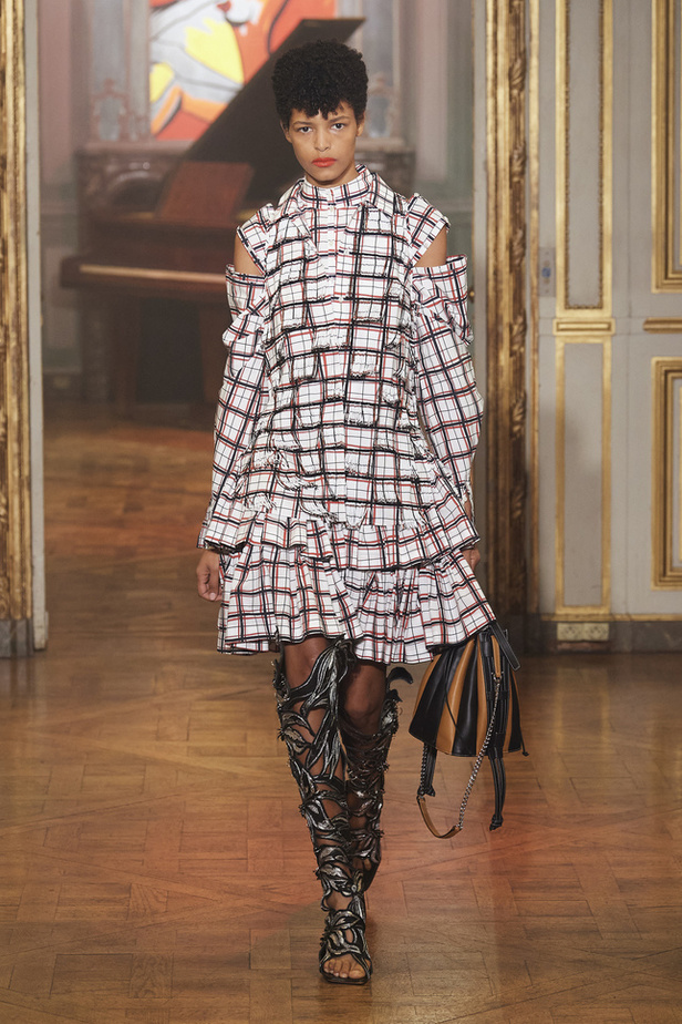 عرض أزياء مجموعة Rochas لربيع وصيف 2022 من اسبوع الموضة في باريس