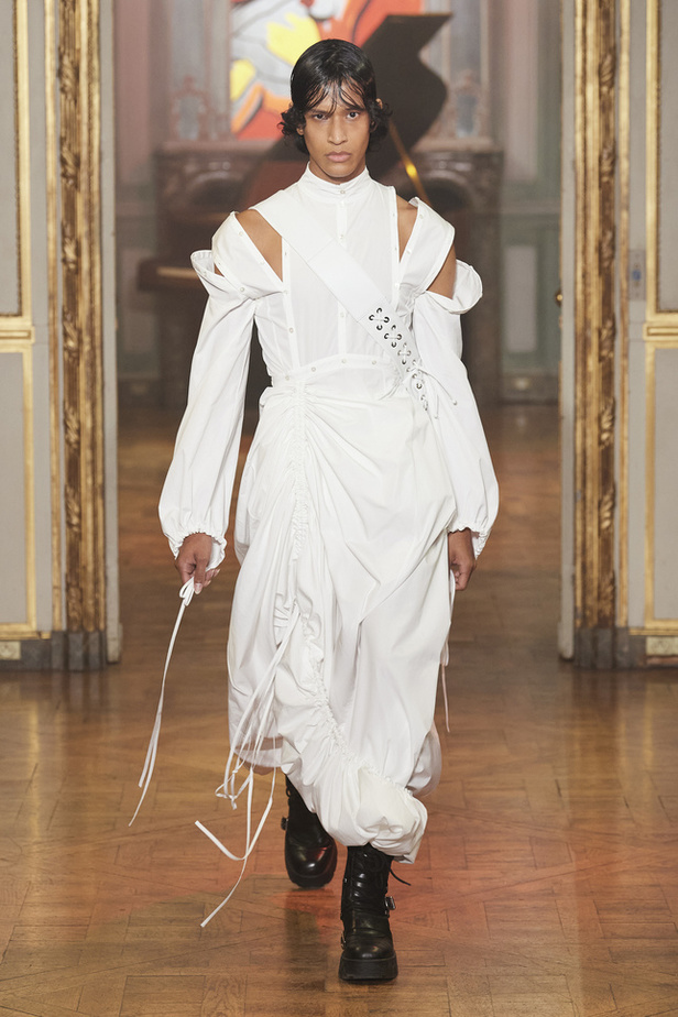 عرض أزياء مجموعة Rochas لربيع وصيف 2022 من اسبوع الموضة في باريس