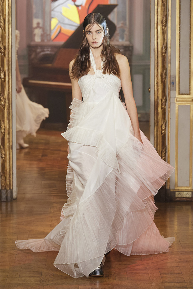 عرض أزياء مجموعة Rochas لربيع وصيف 2022 من اسبوع الموضة في باريس