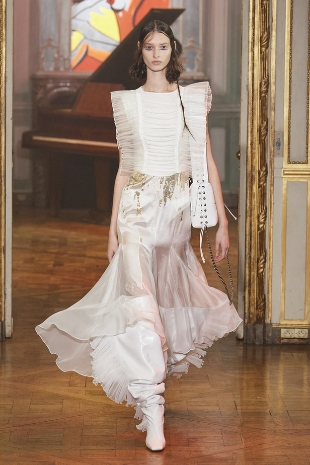 عرض أزياء مجموعة Rochas لربيع وصيف 2022 من اسبوع الموضة في باريس