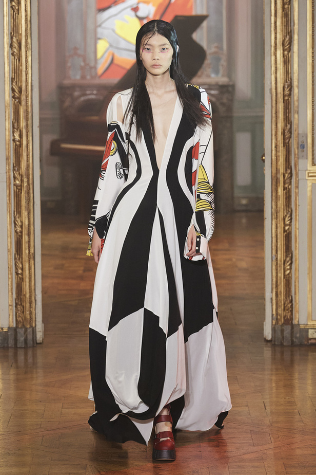 عرض أزياء مجموعة Rochas لربيع وصيف 2022 من اسبوع الموضة في باريس