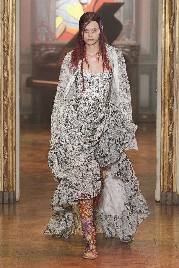 عرض أزياء مجموعة Rochas لربيع وصيف 2022 من اسبوع الموضة في باريس