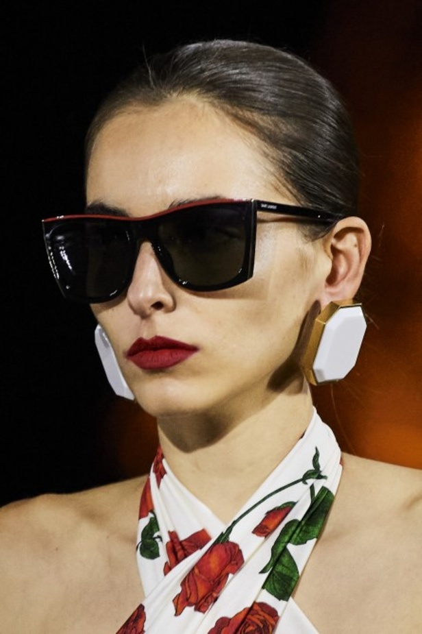 عرض أزياء مجموعة Saint Laurent لربيع وصيف 2022 من أسبوع الموضة في باريس