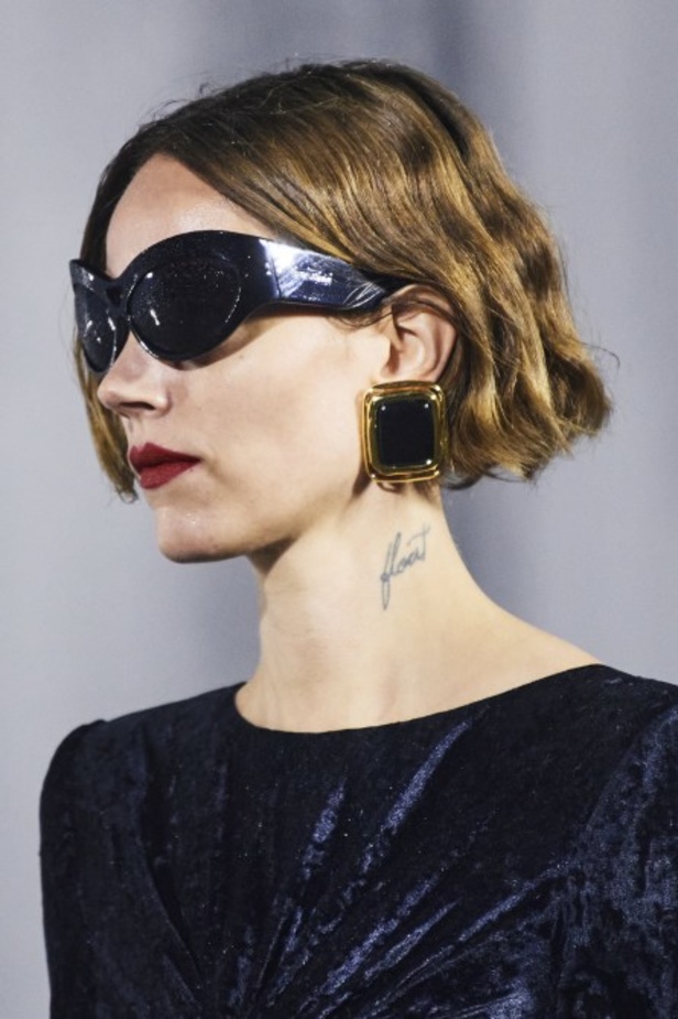 عرض أزياء مجموعة Saint Laurent لربيع وصيف 2022 من أسبوع الموضة في باريس