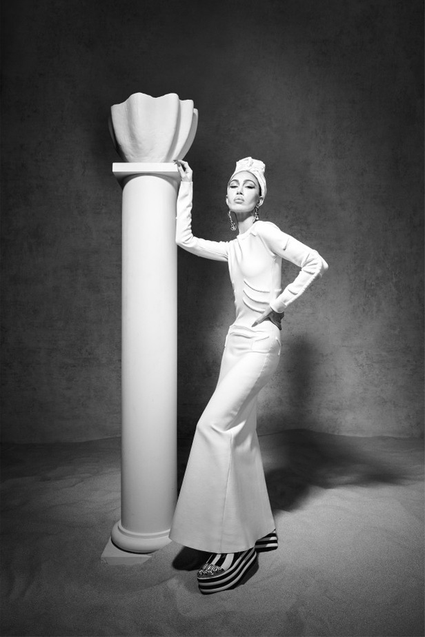 عرض أزياء مجموعة Schiaparelli لربيع وصيف 2022 من أسبوع الموضة في باريس