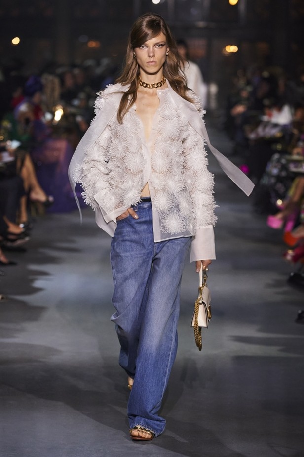 عرض أزياء مجموعة Valentino لربيع وصيف 2022 من أسبوع الموضة في باريس