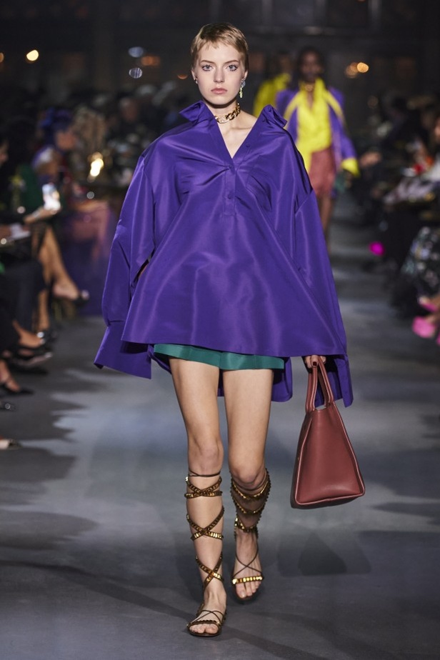 عرض أزياء مجموعة Valentino لربيع وصيف 2022 من أسبوع الموضة في باريس