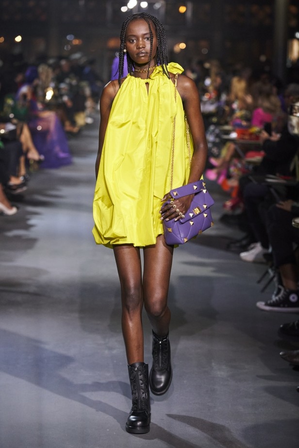 عرض أزياء مجموعة Valentino لربيع وصيف 2022 من أسبوع الموضة في باريس