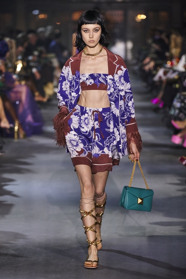 عرض أزياء مجموعة Valentino لربيع وصيف 2022 من أسبوع الموضة في باريس