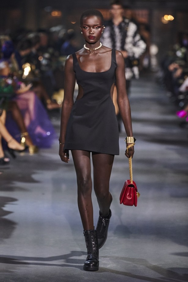 عرض أزياء مجموعة Valentino لربيع وصيف 2022 من أسبوع الموضة في باريس