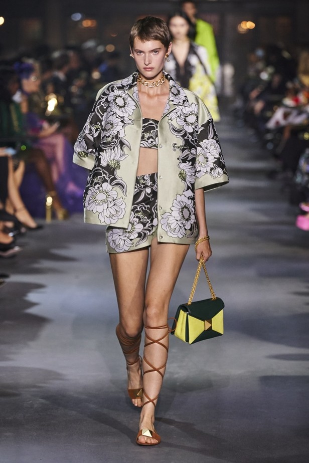 عرض أزياء مجموعة Valentino لربيع وصيف 2022 من أسبوع الموضة في باريس