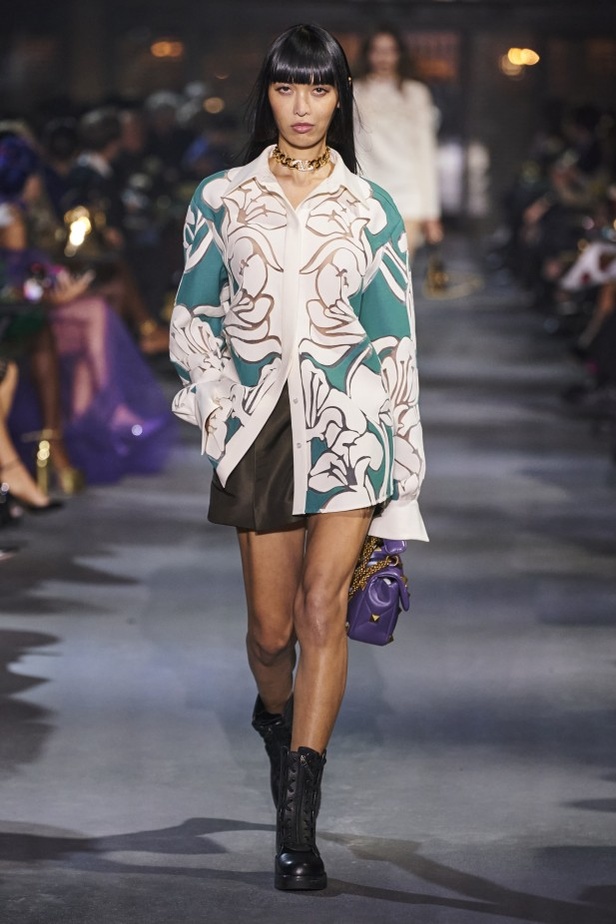 عرض أزياء مجموعة Valentino لربيع وصيف 2022 من أسبوع الموضة في باريس