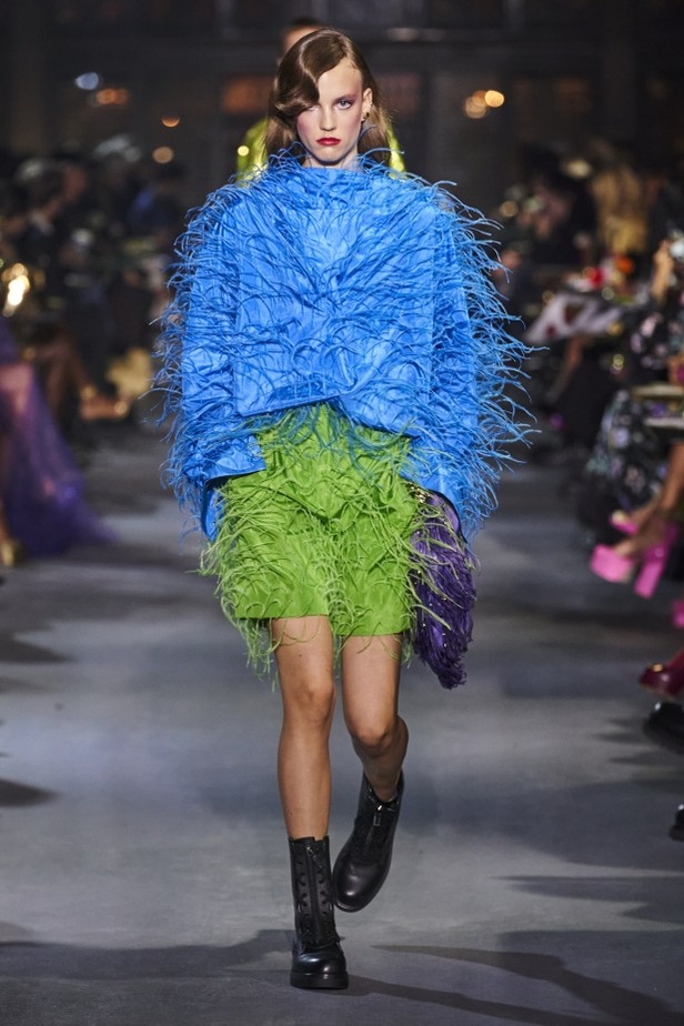 عرض أزياء مجموعة Valentino لربيع وصيف 2022 من أسبوع الموضة في باريس