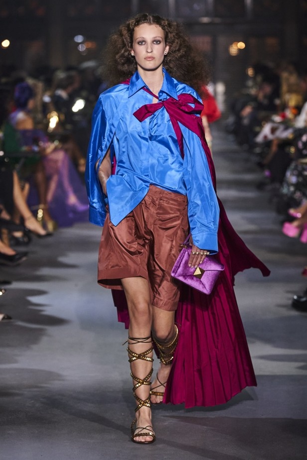 عرض أزياء مجموعة Valentino لربيع وصيف 2022 من أسبوع الموضة في باريس