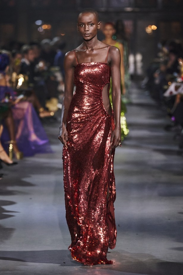 عرض أزياء مجموعة Valentino لربيع وصيف 2022 من أسبوع الموضة في باريس